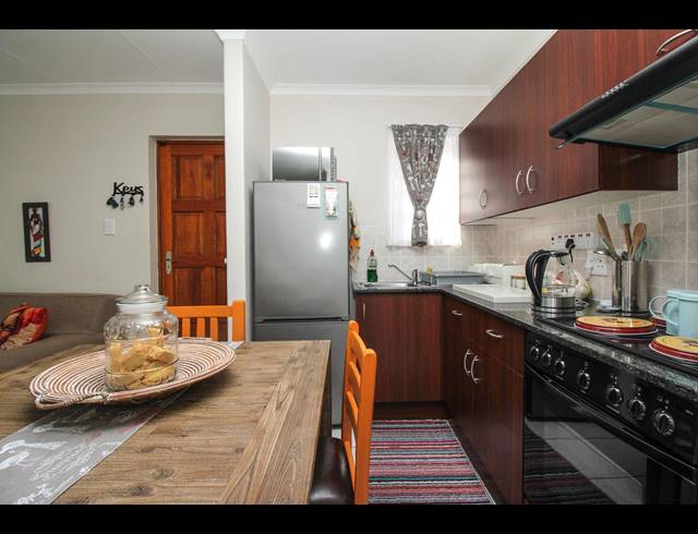 2 BEDROOM TOWNHOUSE RENTED IN LORRAINE